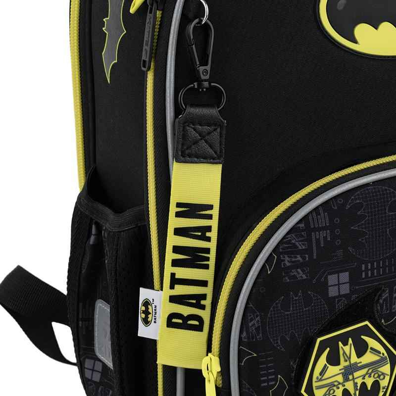 Красива деталь рюкзака Kite DC25-556M — брелок з написом BATMAN.