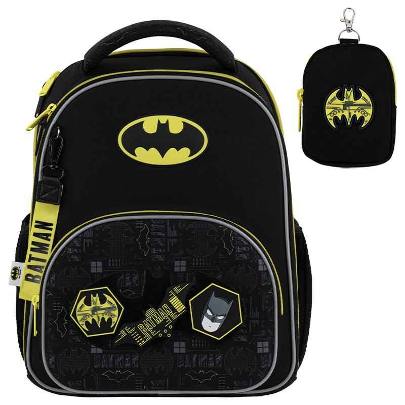 Рюкзак DC Batman DC25-556M з фірмовим логотипом Бетмена і знімним аксесуаром на карабіні в комплекті.