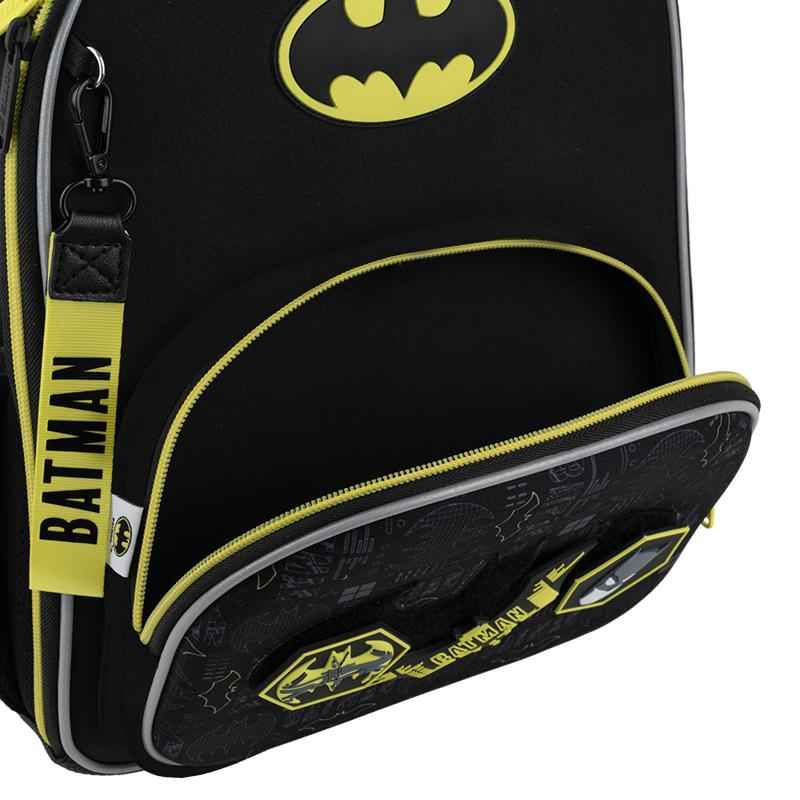 Передня кишеня рюкзака DC Batman DC25-556M з логотипом Бетмена та простим доступом до дрібниць.