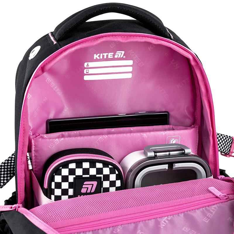 Внутрішній вигляд рюкзака Kite Kuromi HK25-1022M з розміщеними аксесуарами, такими як планшет і контейнер для їжі