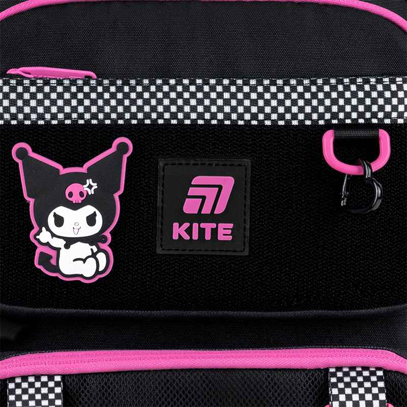 Збільшене фото рюкзака Kite Kuromi HK25-1022M з біркою та стильною перев'язкою для дрібних аксесуарів і ключів.