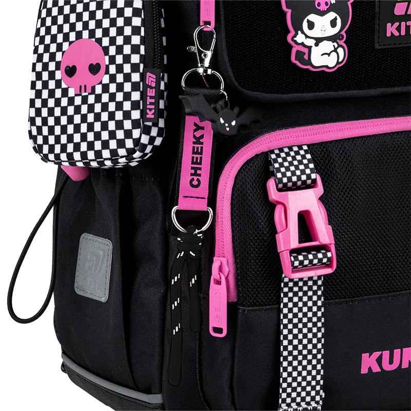 Боковий вигляд рюкзака Kite Kuromi, зручний доступ до кишень і аксесуарів, включаючи знімний гаманці та стильні застібки.