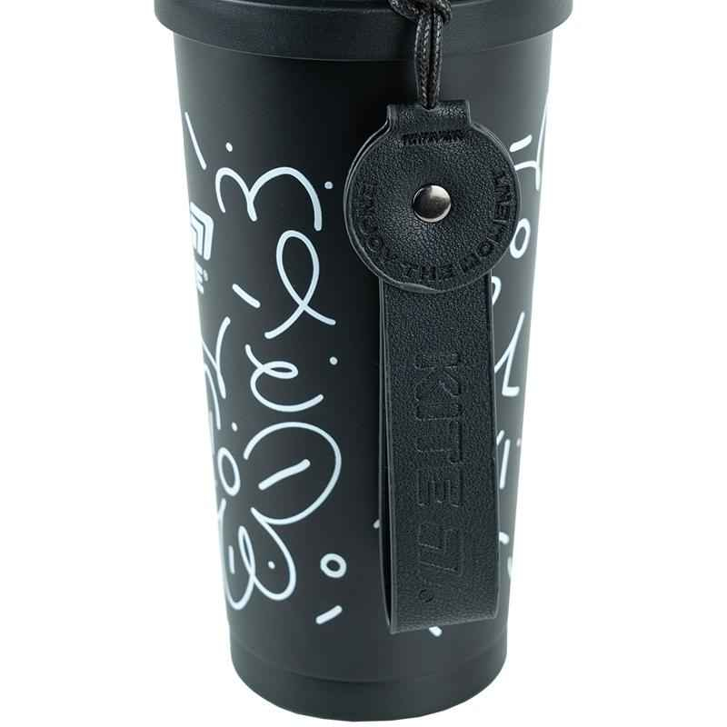 Термокружка Kite чорна 550 мл з фірмовим ремінцем для носіння.
