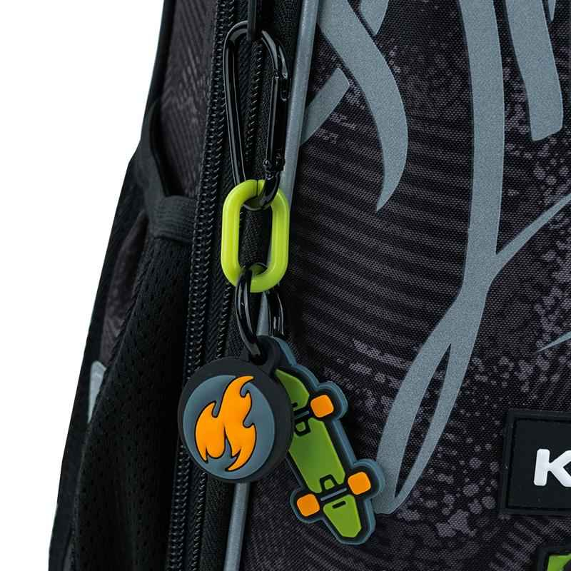 Оригінальний брелок у вигляді скейтборда та вогню на рюкзаку Kite K25-531M-4 додає стилю та підкреслює урбаністичний дизайн