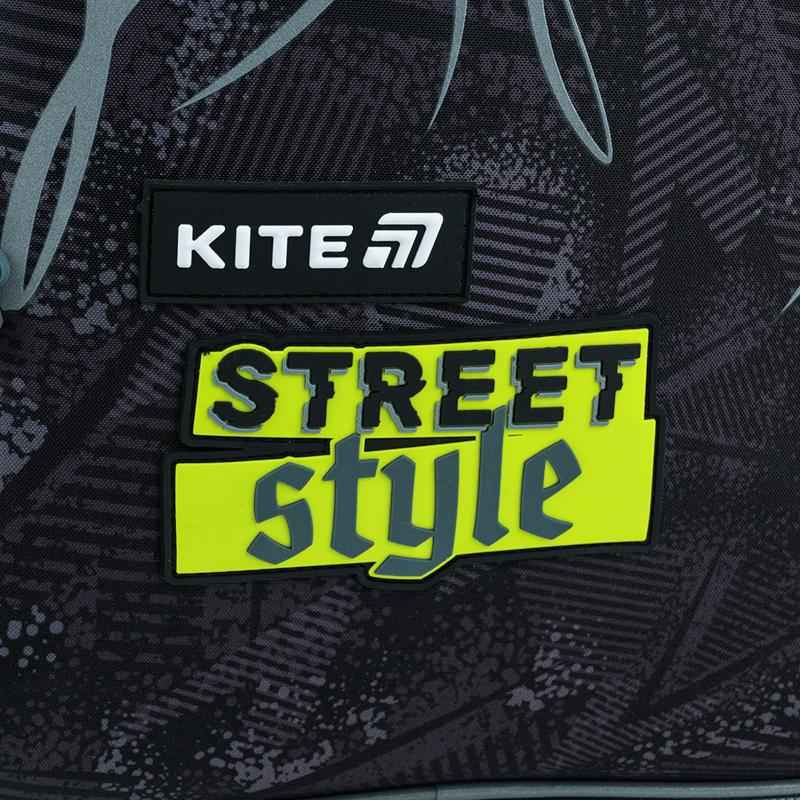 Гумовий логотип Kite та напис Street Style на рюкзаку K25-531M-4, яскравий неоновий акцент на чорному фоні.
