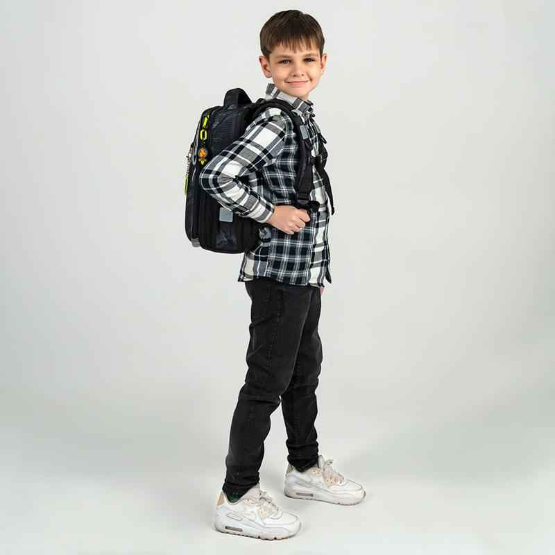 Рюкзак Kite K25-531M-4 на хлопчику: комфортна посадка, міцна конструкція, світловідбиваючі елементи для безпеки
