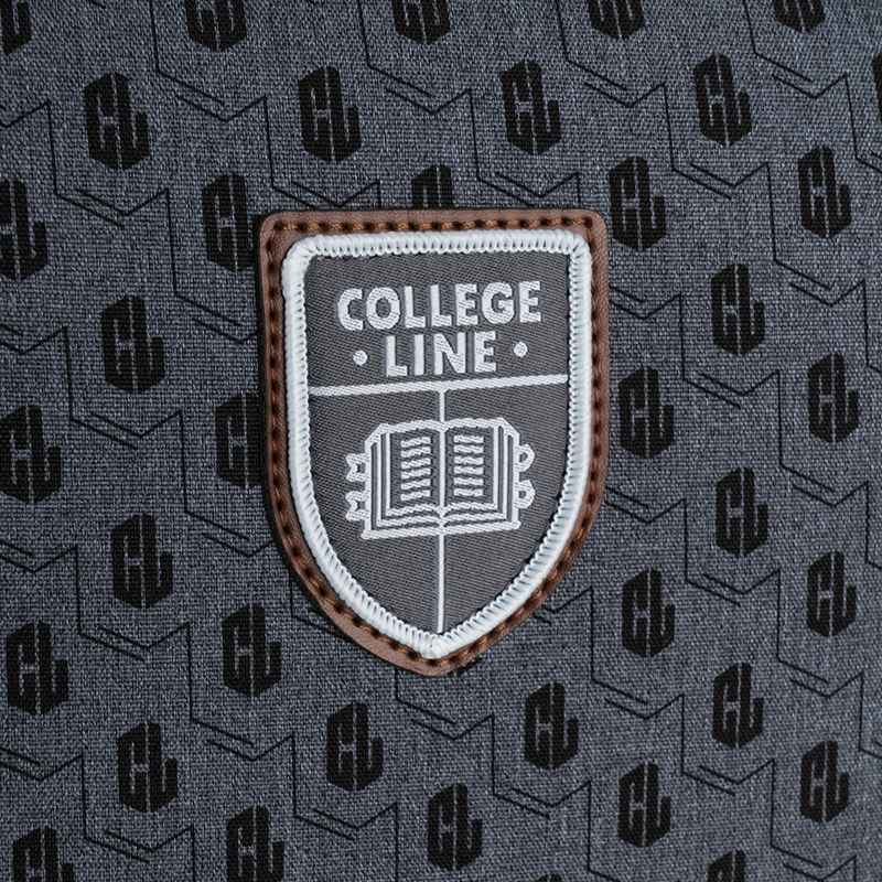 Нашивка College Line на рюкзаку Kite K25-555S-1 – стильний шкільний дизайн із вишитим логотипом.