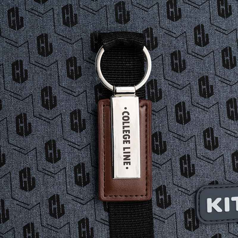 Металева підвіска College Line на рюкзаку Kite K25-555S-1 – елегантна деталь, що додає преміального вигляду.