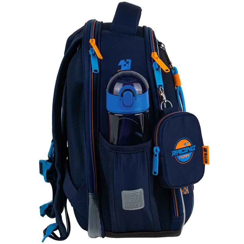 Вигляд рюкзака K25-555S-3 з пляшкою води, яка знаходиться в бічній кишені