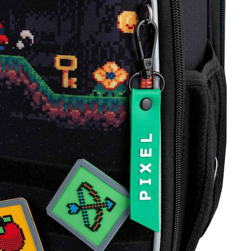 Контрастні зелені блискавки та фірмовий брелок "PIXEL" підкреслюють стиль