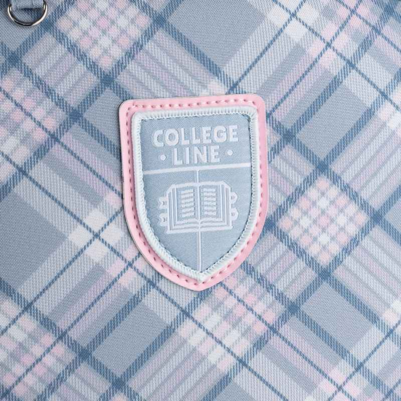 Вишитий логотип College Line на передній частині рюкзака.