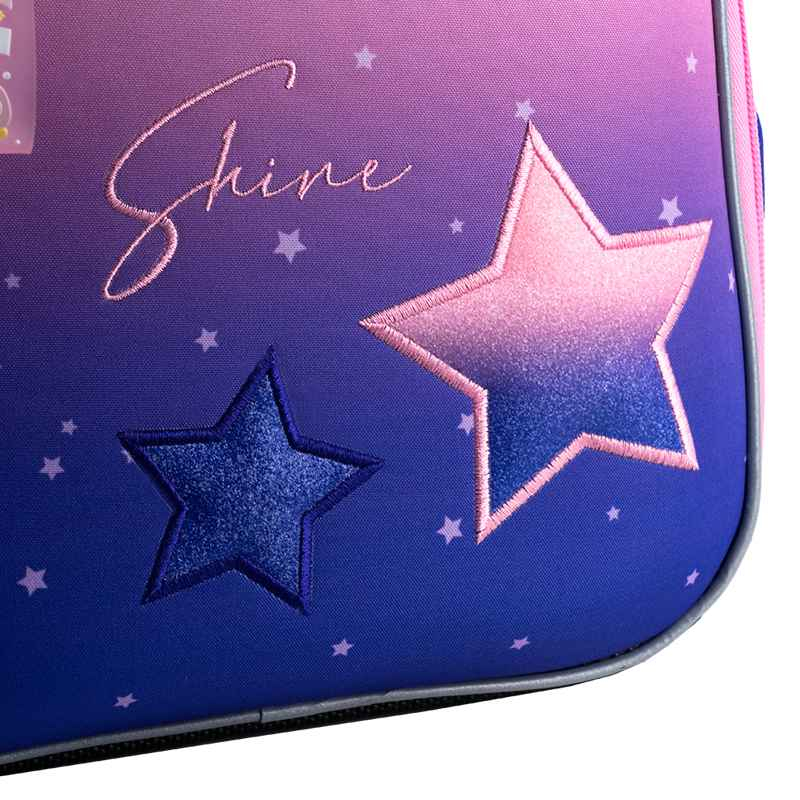 Вишивка зірок і напис "Shine" на передній панелі рюкзака Kite K25-555S-9