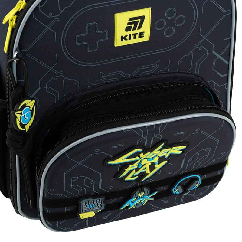 Передня кишеня рюкзака Kite K25-556M-2 з відділеннями для дрібних предметів.
