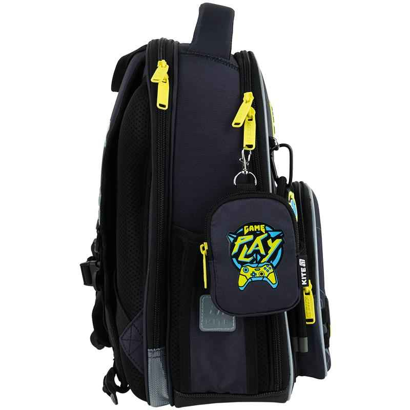 Боковий вигляд рюкзака Kite Cyber Play K25-556M-2 з карабінчиком для аксесуарів.