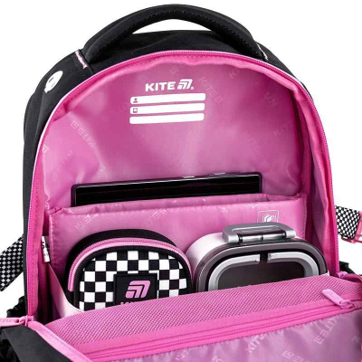 Внутрішній вигляд рюкзака Kite Kuromi HK25-1022M з розміщеними аксесуарами, такими як планшет і контейнер для їжі