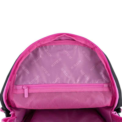 Відкритий рюкзак Kite Kuromi HK25-1022M з рожевим внутрішнім відділом і зручним кишеньковим органайзером для дрібниць.