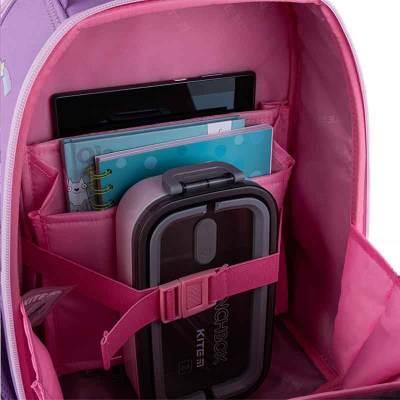 Внутрішнє відділення рюкзака Kite HK25-555S, всередині планшет, зошити та ланчбокс, надійна фіксація ременем.