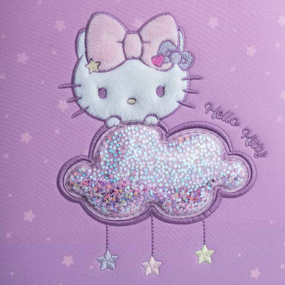 Фронтальна частина рюкзака Kite HK25-555S з об’ємним зображенням Hello Kitty на хмарці з блискучими паєтками.