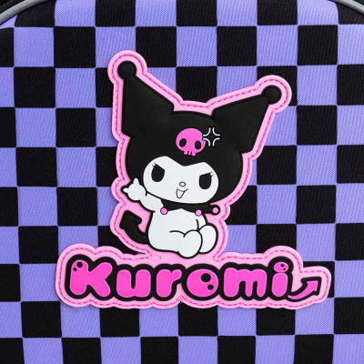 Брендовий логотип та унікальний дизайн персонажа Kuromi на передній панелі рюкзака HK25-556M