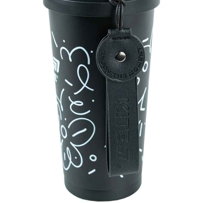 Термокружка Kite чорна 550 мл з фірмовим ремінцем для носіння.