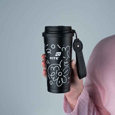 Чорна термокружка Kite 550 мл у руці, стильна і зручна для щоденного використання.