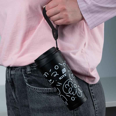 Термокружка Kite чорна 550 мл на ремінці біля пояса, зручна у використанні.