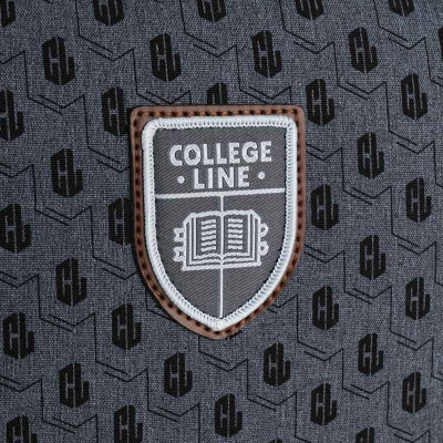 Нашивка College Line на рюкзаку Kite K25-555S-1 – стильний шкільний дизайн із вишитим логотипом.