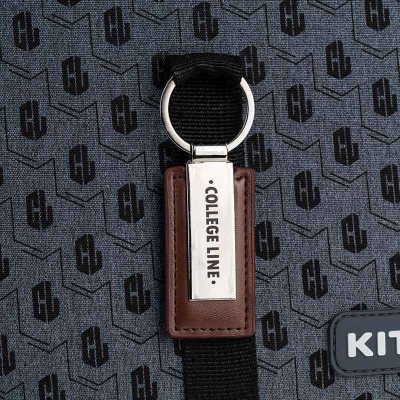 Металева підвіска College Line на рюкзаку Kite K25-555S-1 – елегантна деталь, що додає преміального вигляду.